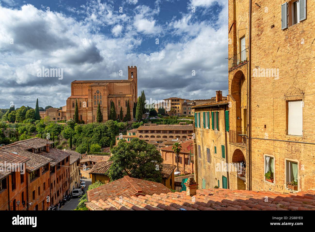 La Basilica di San Domenico, un'imponente chiesa del XIII secolo a Siena Foto Stock