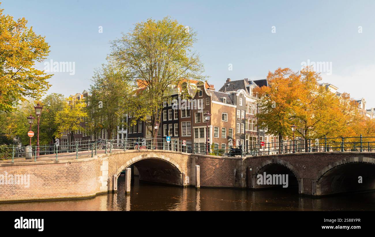 Canali, ponti e case sui canali di Amsterdam nella stagione autunnale. Foto Stock