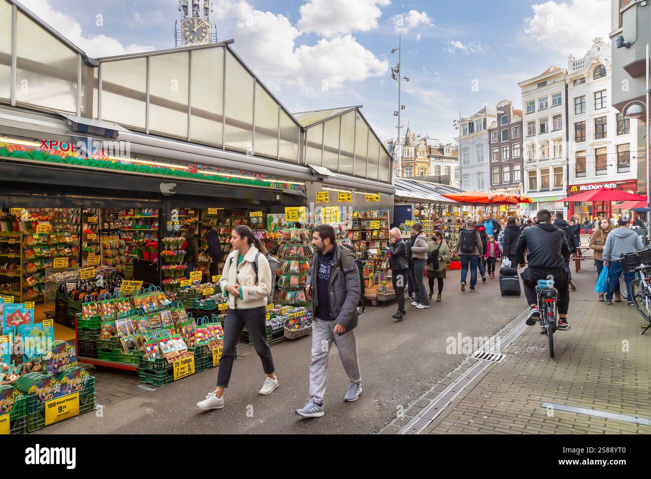 Mercato dei fiori variopinto galleggiante (Bloemenmarkt) sul Singel nel centro di Amsterdam. Luogo popolare per i turisti. Foto Stock
