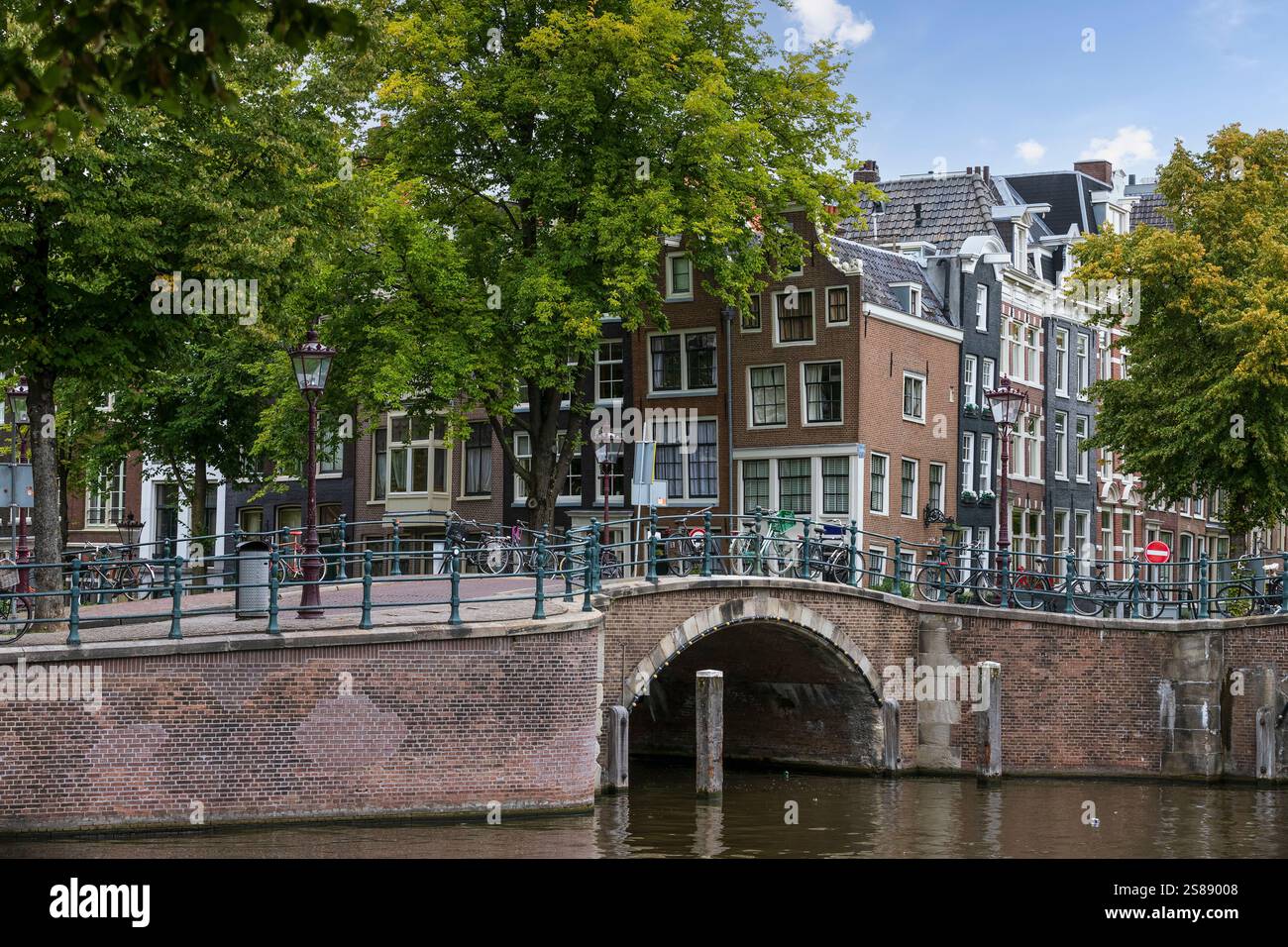 Case storiche sul canale nel centro di Amsterdam. Foto Stock Case storiche sul canale nel centro di Amsterdam. Foto Stock