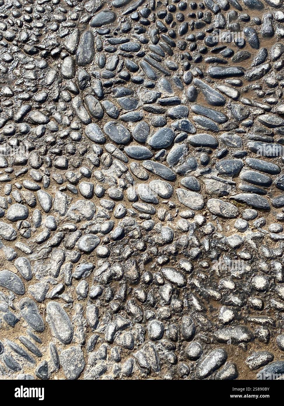Fondo di pavimentazione in pietra granitica e ciottoli. Lavori di pavimentazione su marciapiede, cortile, casa. pavimentazione in pietra che posa mattoni da giardiniere paesaggista. Foto Stock