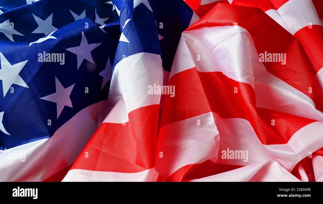 Bandiera americana e globo patriottico 4 luglio con edificio governativo sullo sfondo. Mappa terrestre del Memorial Day. Foto Stock