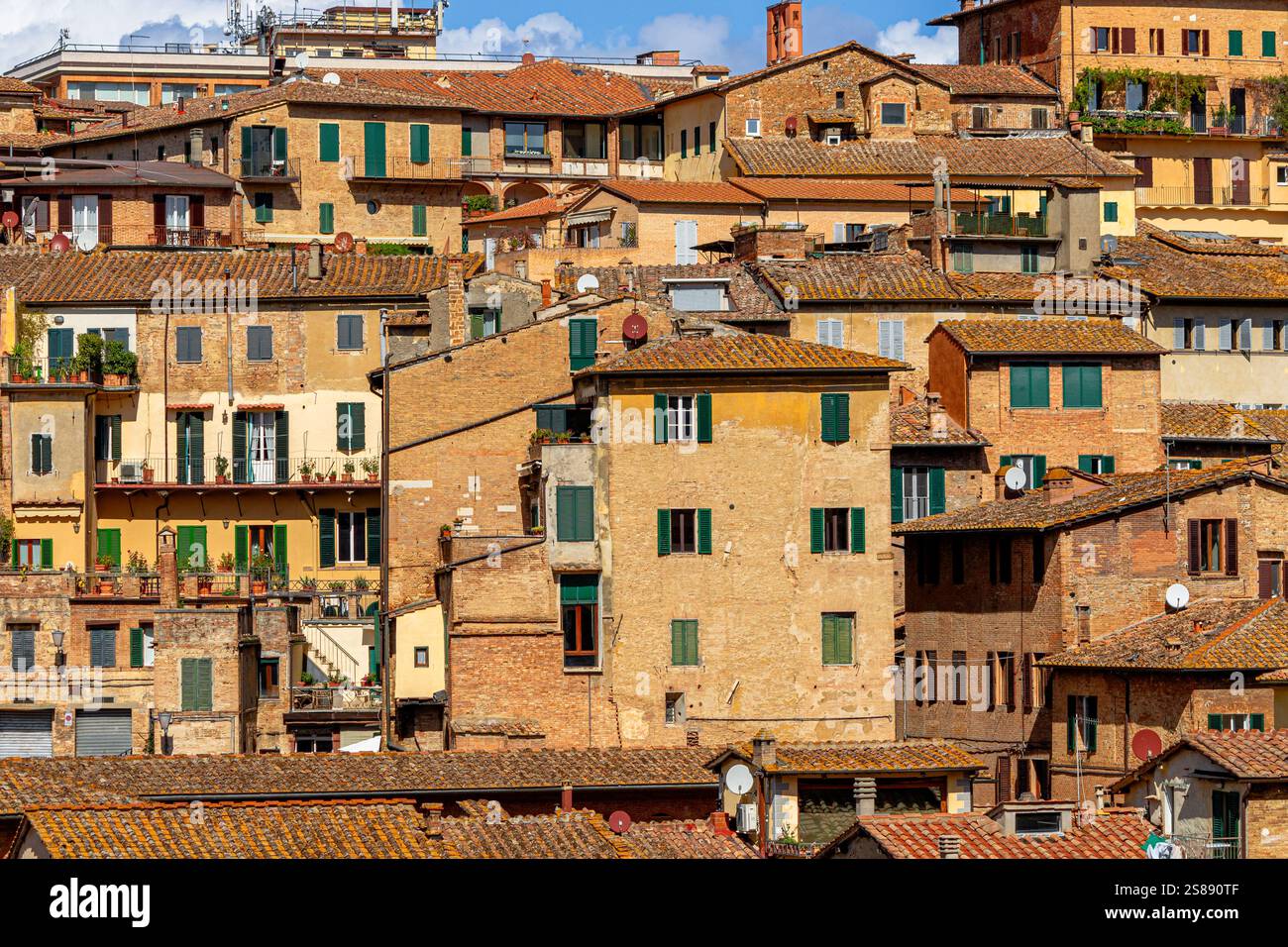 La bellissima e storica città medievale di Siena nella regione Toscana d'Italia Foto Stock