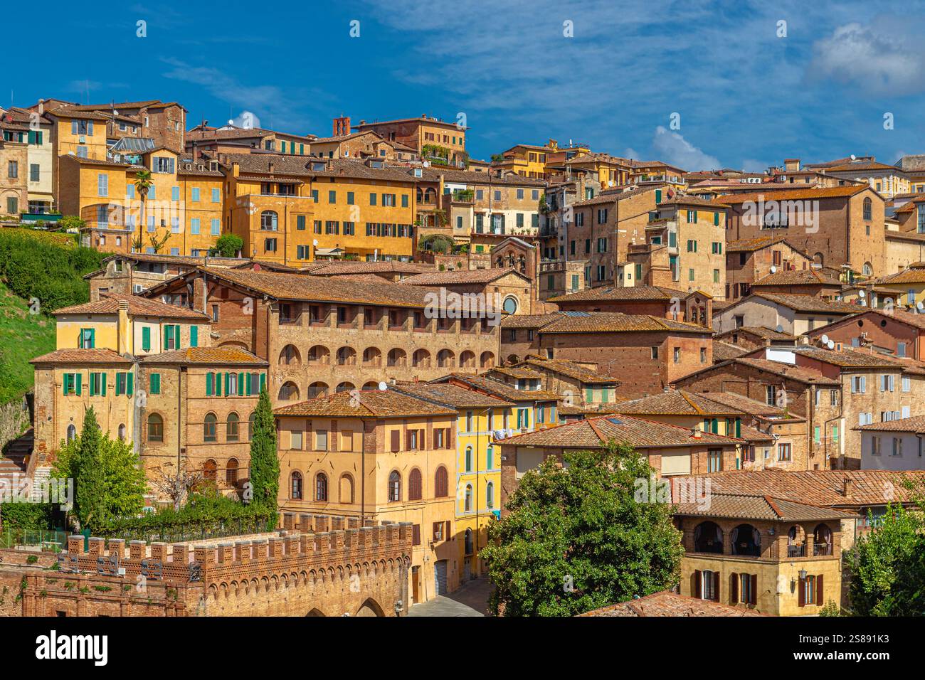 La bellissima e storica città medievale di Siena nella regione Toscana d'Italia Foto Stock
