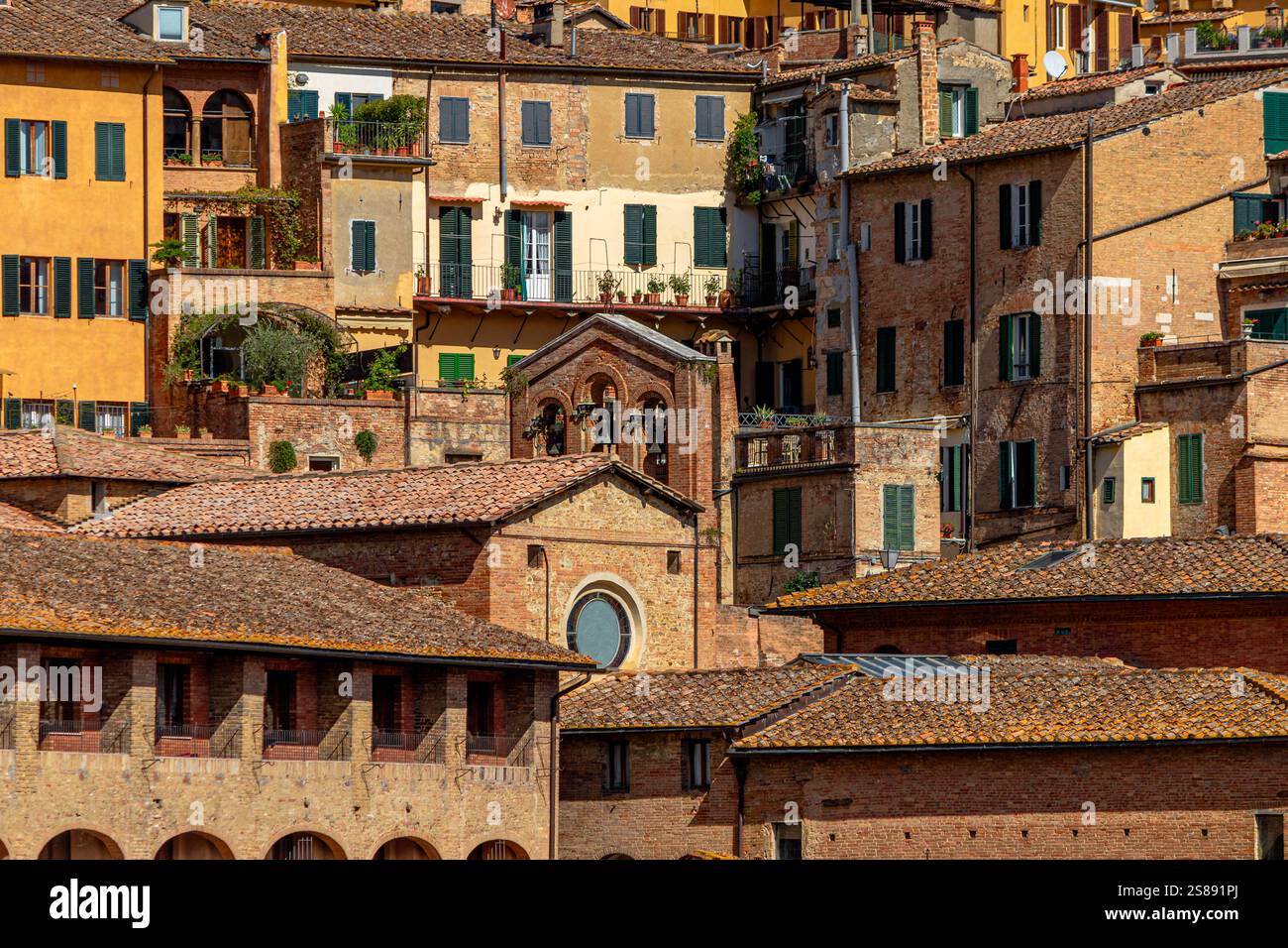 La bellissima e storica città medievale di Siena nella regione Toscana d'Italia Foto Stock