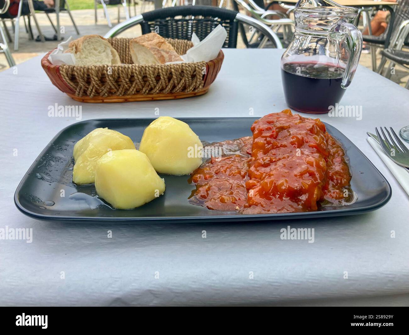Tipico pasto spagnolo con vino Tinto e pane Foto Stock