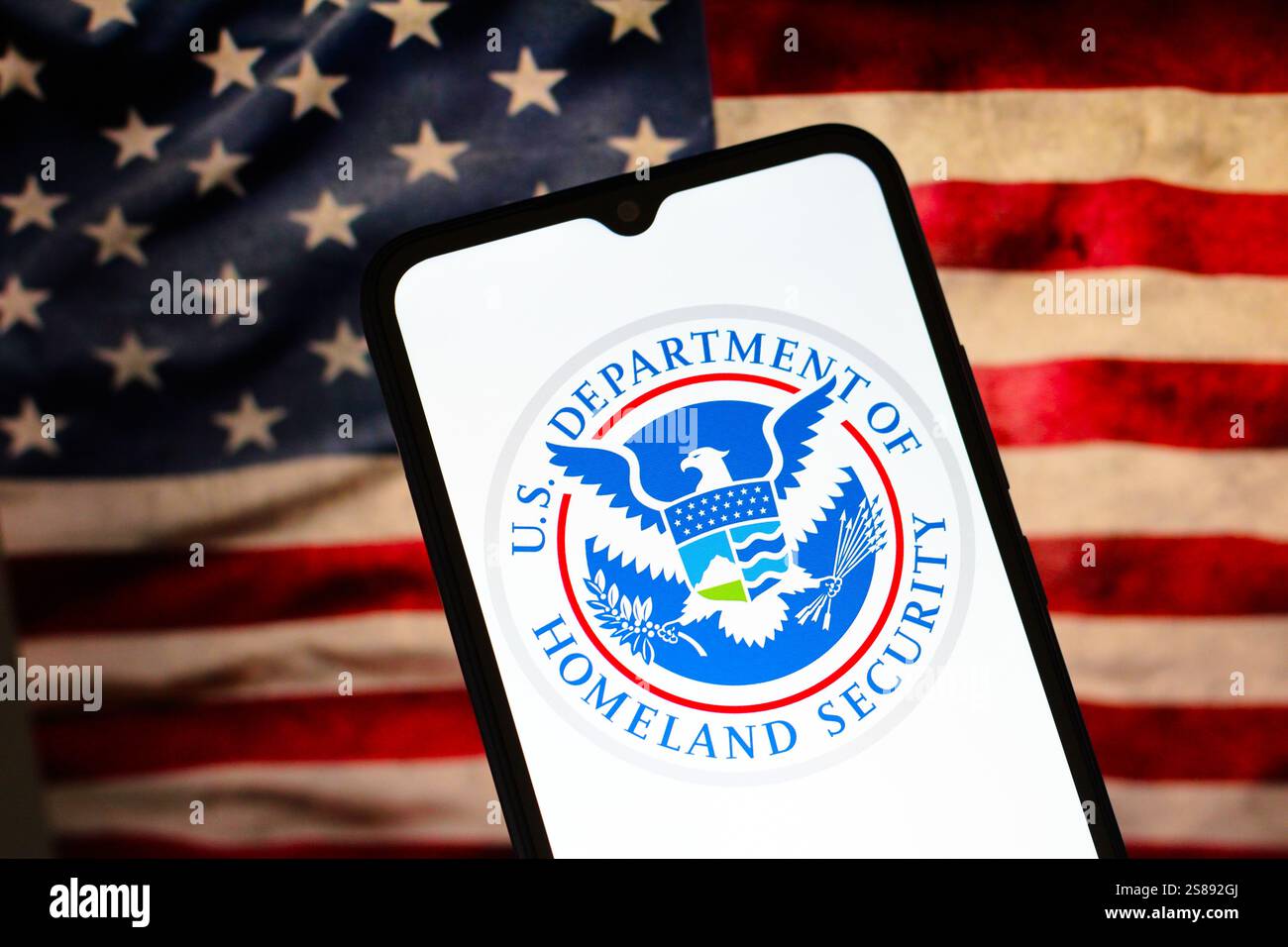 Canada. 21 gennaio 2025. In questa immagine, il logo del Dipartimento della sicurezza interna degli Stati Uniti (DHS) è visualizzato sullo schermo di uno smartphone con la bandiera americana sullo sfondo. (Foto di Thomas Fuller/SOPA Images/Sipa USA) *** esclusivamente per notizie editoriali *** credito: SIPA USA/Alamy Live News Foto Stock
