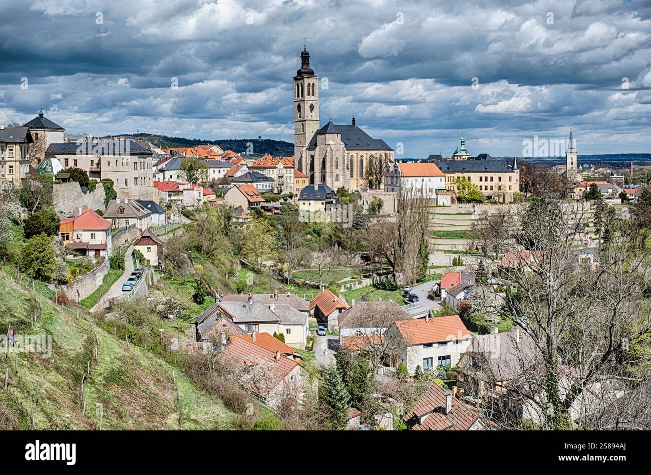 Affacciato sui vigneti sotto la passeggiata principale, questa vista della parte centrale della città di Kutna Hora in Cechia mostra una torre della chiesa. Foto Stock