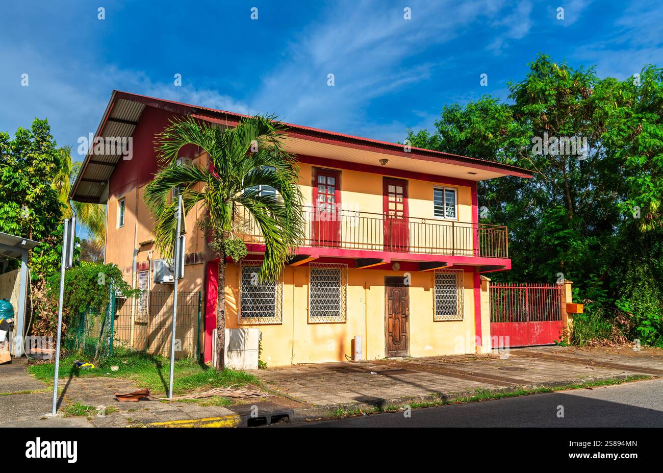 Architettura tradizionale della città di Kourou nella Guyana francese, Sud America Foto Stock