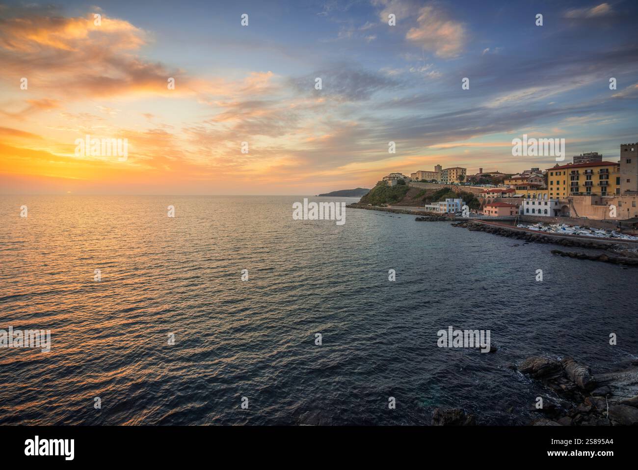 Tramonto sul lungomare di Piombino. Seascape in Maremma, Toscana, Italia Foto Stock
