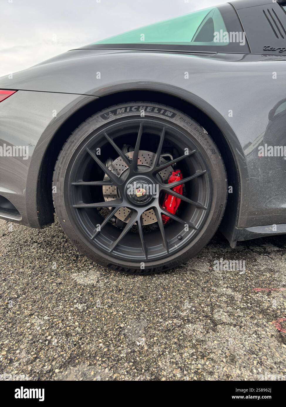 Porsche targa si concentra sulle ruote - Immagine stock catturata con smartphone