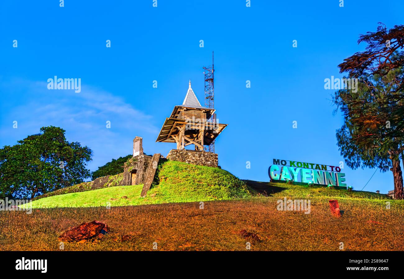 Fort Ceperou e un cartello Mo kontan per Cayenne che significa "amo Cayenne" nel creolo francese della Guiana. Guyana francese, Sud America Foto Stock