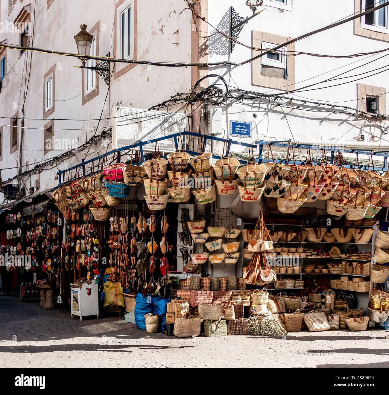Bancarelle colorate piene di cesti intrecciati e di prodotti fatti a mano nel suk di Essaouira, Marocco. Foto Stock