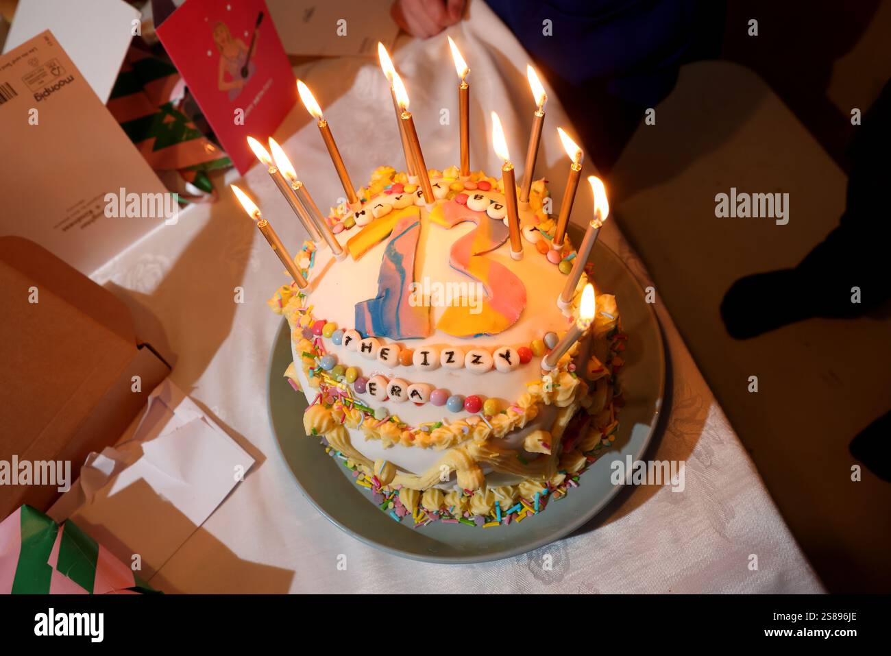 Una torta del 13° compleanno ispirata a Taylor Swift fotografata ad una festa di compleanno per bambini a Chichester, West Sussex, Regno Unito. Foto Stock