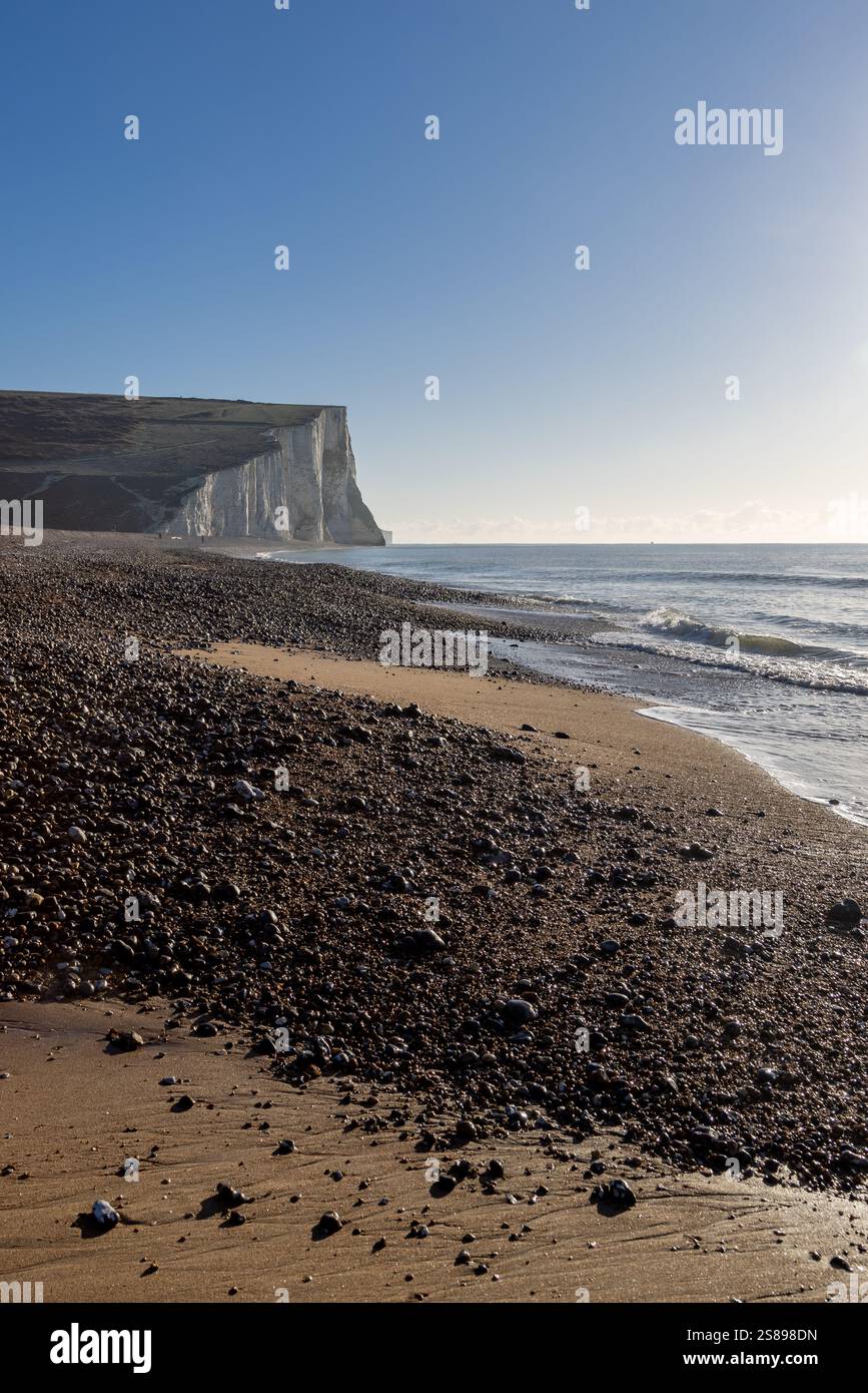 Guardando lungo la spiaggia con la bassa marea verso le scogliere Seven Sisters, a Cuckmere Haven nel Sussex Foto Stock