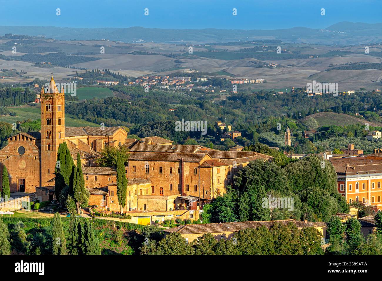 Chiesa di Santa Maria dei Servi in stile romanico, chiesa cattolica romana su una collina a Siena, Italia Foto Stock