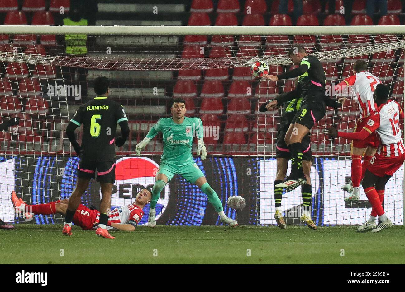 Belgrado, Serbia. 21 gennaio 2025. Luuk De Jong del PSV (R) segna un colpo di testa davanti al portiere Omri Glazer di Crvena Zvezda (C) durante la fase MD7 della UEFA Champions League 2024/25 tra FK Crvena Zvezda e PSV Eindhoven al Rajko Mitic Stadium il 21 gennaio 2025. Crediti: Andrija Sokovic/Alamy Live News Foto Stock