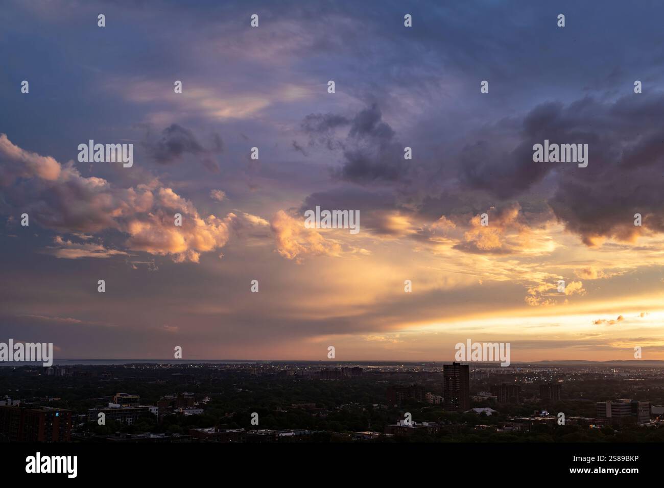 Montreal al tramonto, vista aerea, con un cielo molto suggestivo. Foto Stock