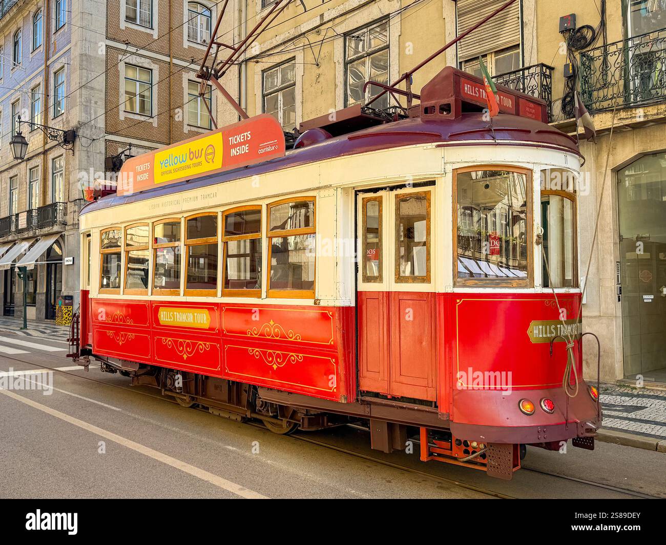 Lisbona, Portogallo, Europa - 13 gennaio 2025: Tram elettrico d'epoca che corre in una delle strade del centro di Lisbona. - Immagine stock catturata con smartphone