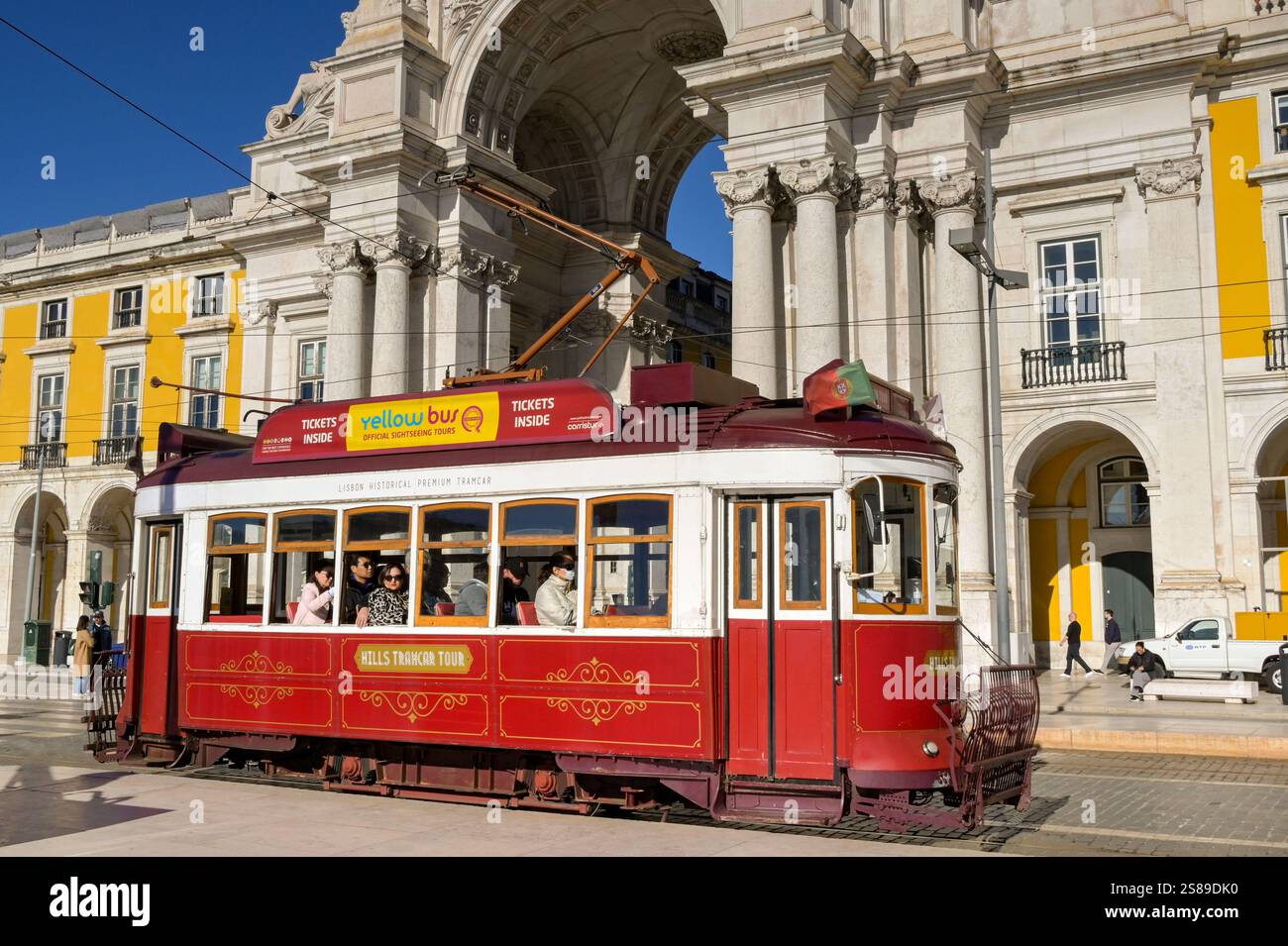 Lisbona, Portogallo, Europa - 13 gennaio 2025: Tram elettrico d'epoca che passa per l'Arco di Rua Augusta nel centro di Lisbona. Foto Stock