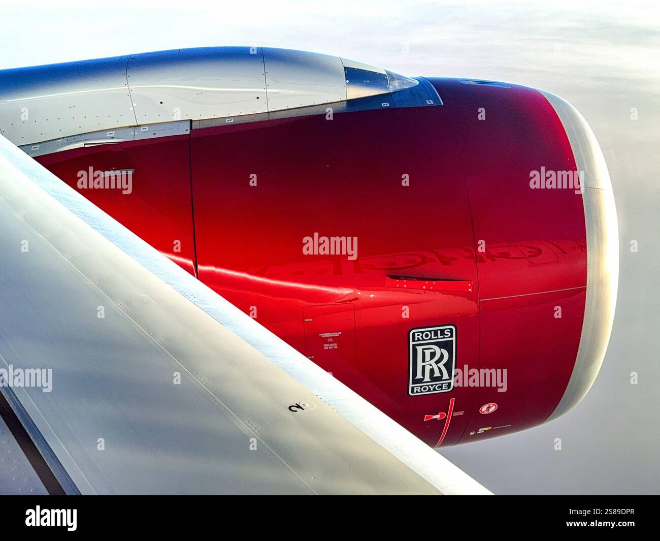In rotta da Londra a Miami, 3 gennaio 2025: Vista ravvicinata di uno dei motori a reazione Rolls-Royce su un Airbus A330 Virgin Atlantic. - Immagine stock catturata con smartphone