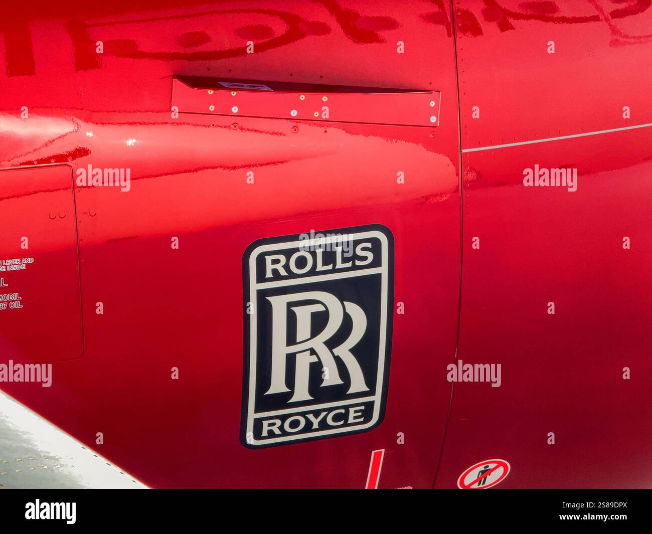 In rotta da Londra a Miami, 3 gennaio 2025: Vista ravvicinata di uno dei motori a reazione Rolls-Royce su un Airbus A330 Virgin Atlantic. - Immagine stock catturata con smartphone