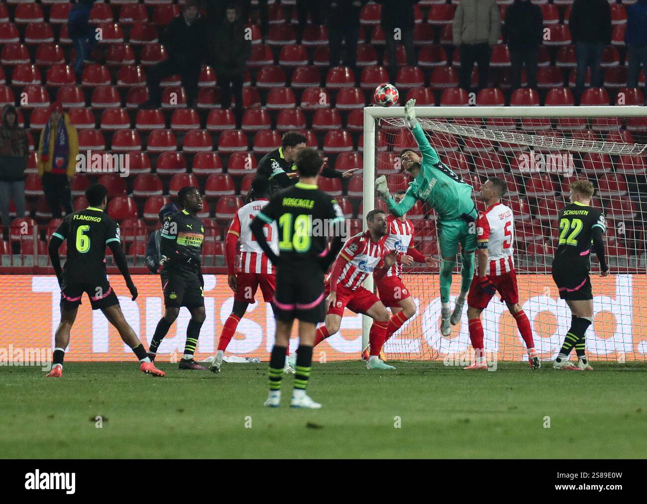 Belgrado, Serbia. 21 gennaio 2025.il portiere Omri Glazer di Crvena Zvezda (R) salta per il pallone durante la fase MD7 della UEFA Champions League 2024/25 tra FK Crvena Zvezda e PSV Eindhoven al Rajko Mitic Stadium il 21 gennaio 2025. Crediti: Andrija Sokovic/Alamy Live News Foto Stock