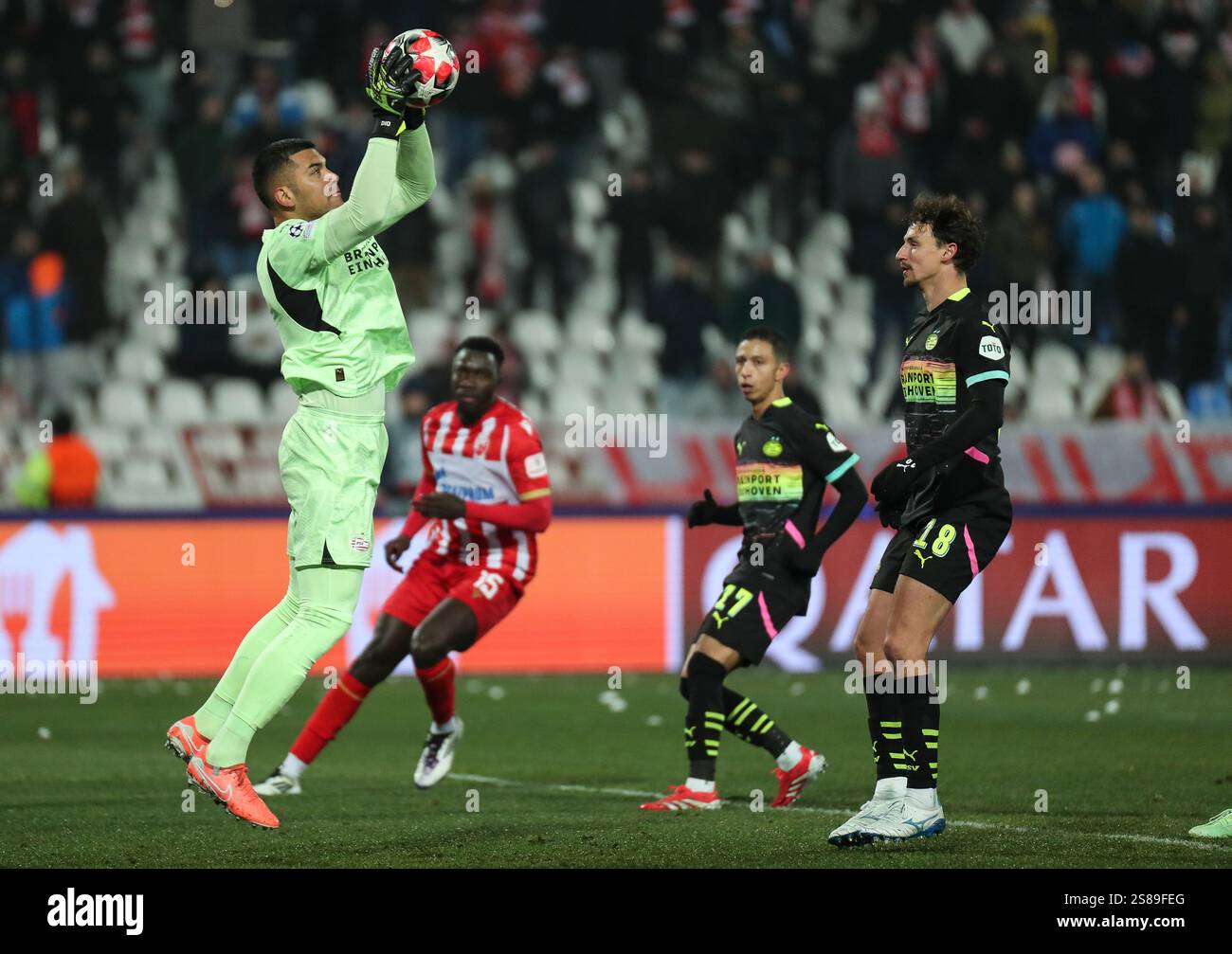Belgrado, Serbia. 21 gennaio 2025.il portiere Walter Benitez del PSV (L) fa un salvataggio durante la fase MD7 della UEFA Champions League 2024/25 tra FK Crvena Zvezda e PSV Eindhoven al Rajko Mitic Stadium il 21 gennaio 2025. Crediti: Andrija Sokovic/Alamy Live News Foto Stock