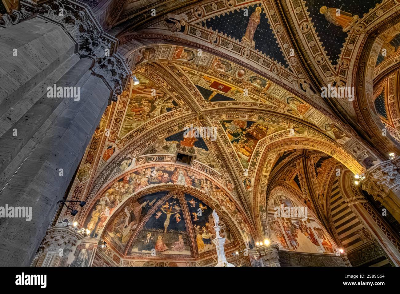 L'interno del Battistero di San Giovanni in Siena è coperto da affreschi quattrocenteschi di Vecchietta, Siena, Italia Foto Stock
