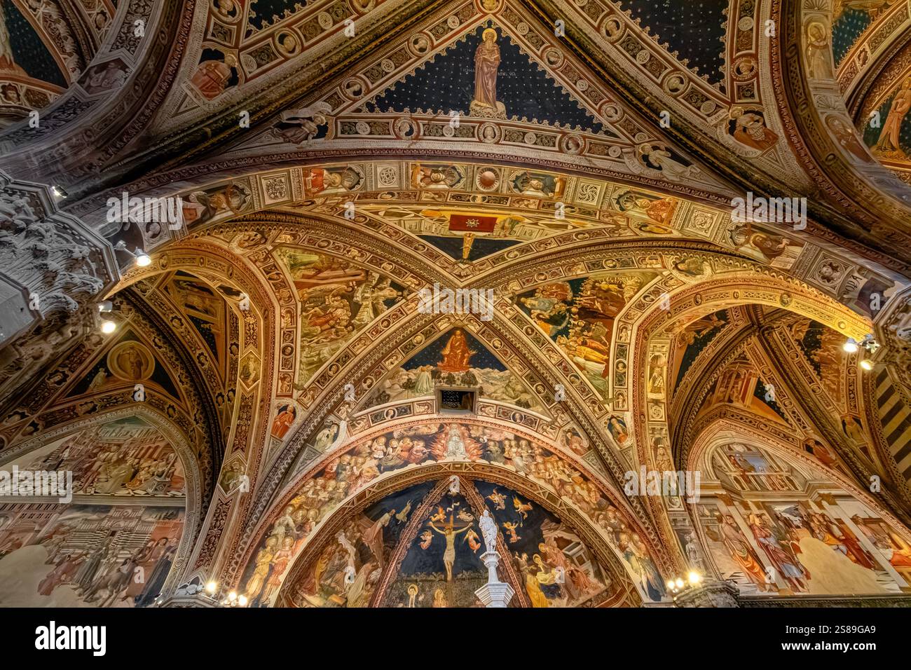 L'interno del Battistero di San Giovanni in Siena è coperto da affreschi quattrocenteschi di Vecchietta, Siena, Italia Foto Stock