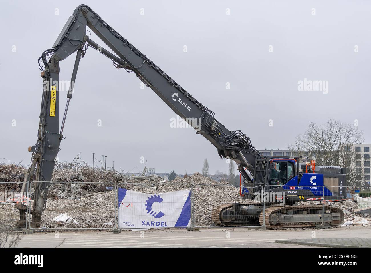 Lussemburgo - Vista su un escavatore cingolato Volvo EC380E HR per la demolizione di un edificio in un cantiere. Foto Stock