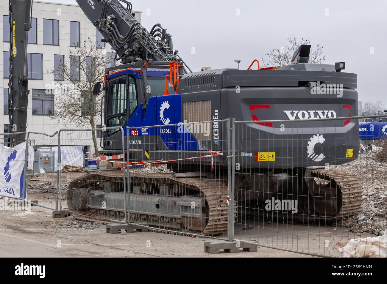 Lussemburgo - Vista su un escavatore cingolato Volvo EC380E HR per la demolizione di un edificio in un cantiere. Foto Stock