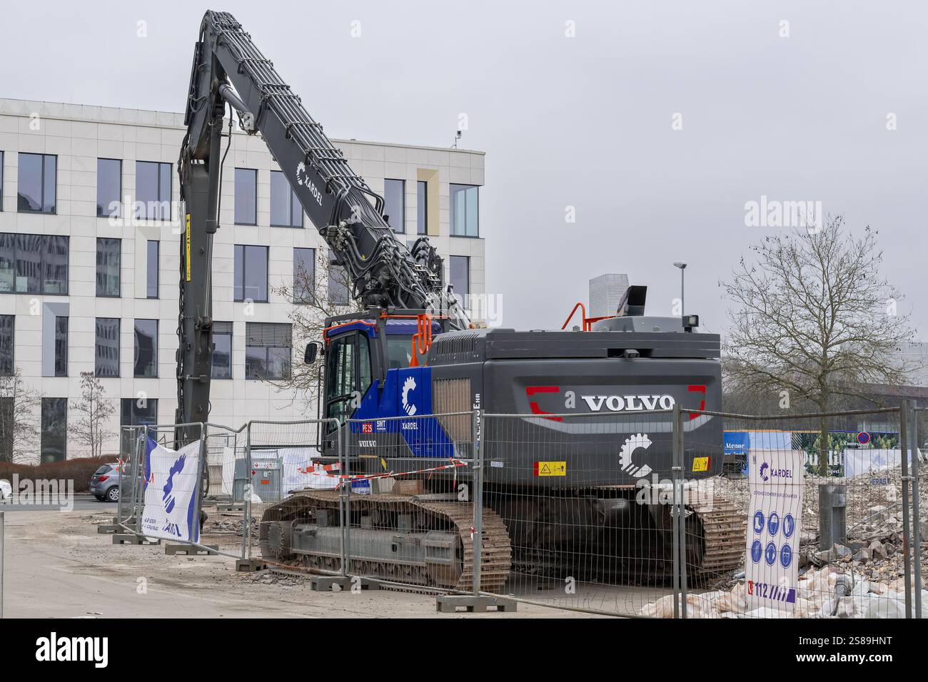 Lussemburgo - Vista su un escavatore cingolato Volvo EC380E HR per la demolizione di un edificio in un cantiere. Foto Stock