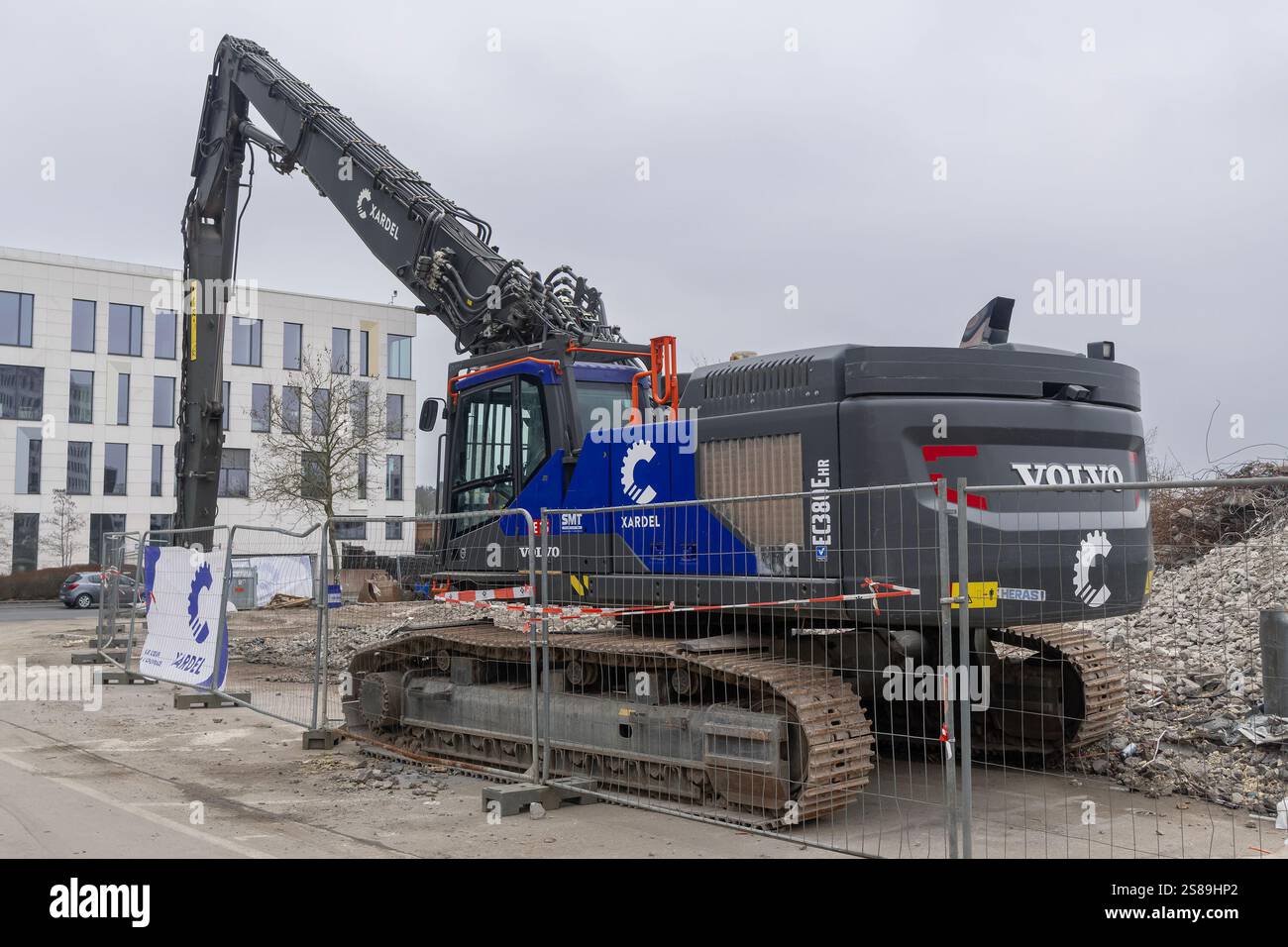Lussemburgo - Vista su un escavatore cingolato Volvo EC380E HR per la demolizione di un edificio in un cantiere. Foto Stock
