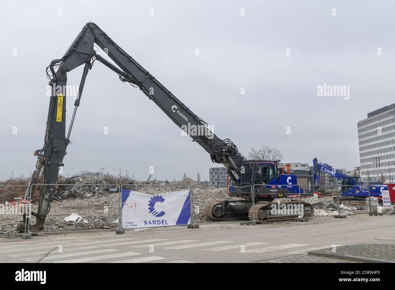 Lussemburgo - Vista su un escavatore cingolato Volvo EC380E HR per la demolizione di un edificio in un cantiere. Foto Stock