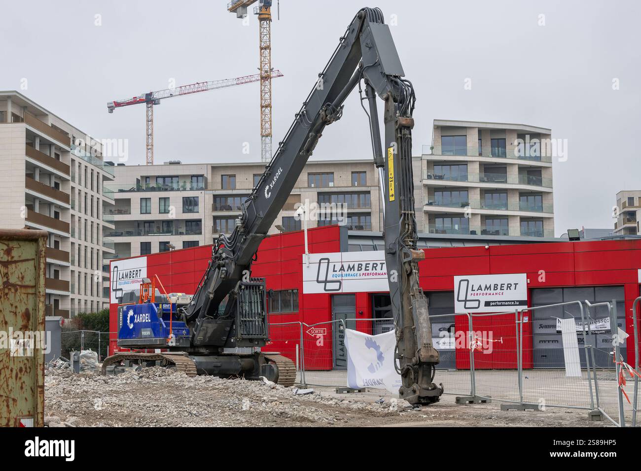 Lussemburgo - Vista su un escavatore cingolato Volvo EC380E HR per la demolizione di un edificio in un cantiere. Foto Stock