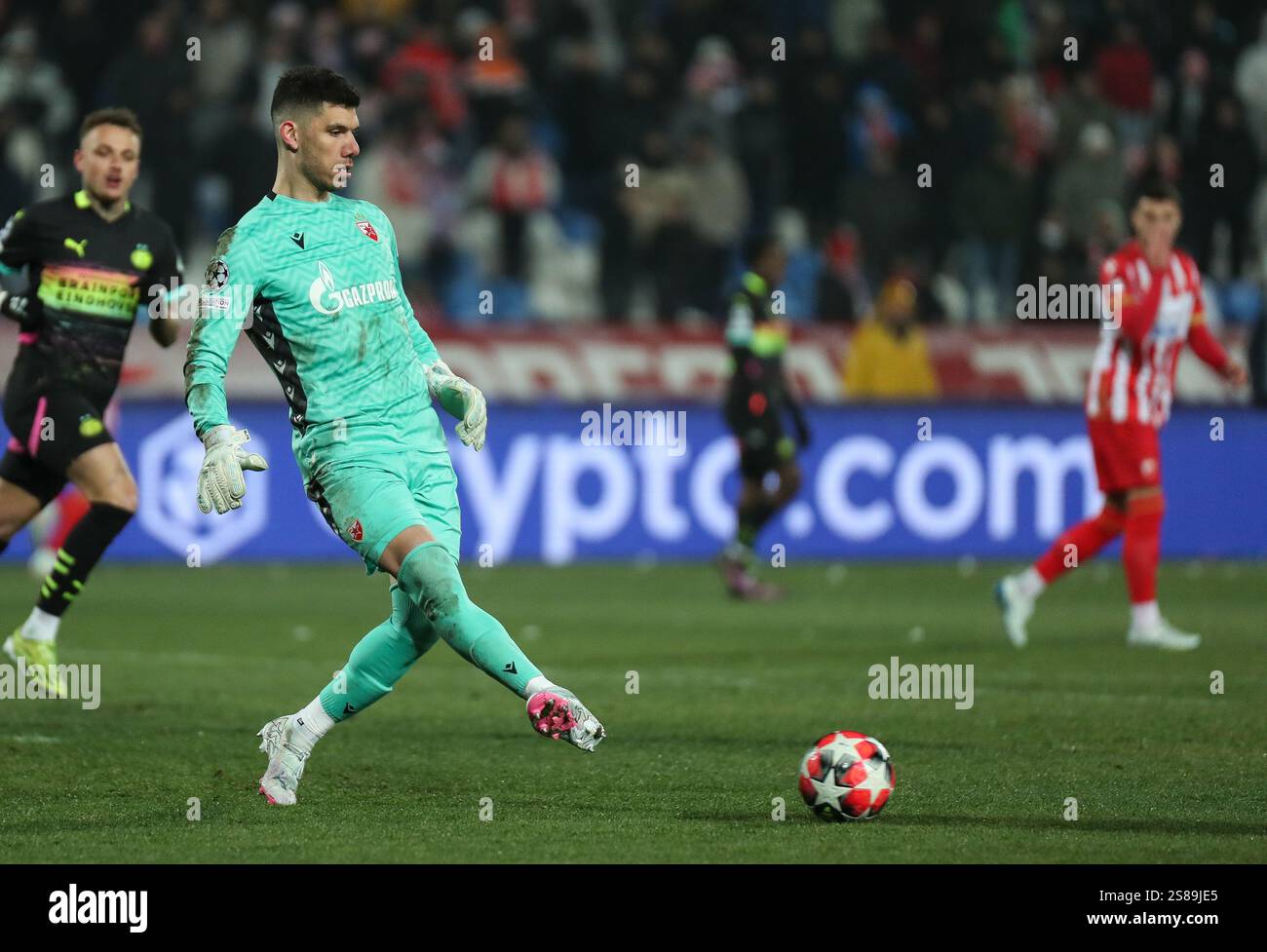 Belgrado, Serbia. 21 gennaio 2025.il portiere Omri Glazer di Crvena Zvezda in azione durante la fase MD7 della UEFA Champions League 2024/25 tra FK Crvena Zvezda e PSV Eindhoven al Rajko Mitic Stadium il 21 gennaio 2025. Crediti: Andrija Sokovic/Alamy Live News Foto Stock