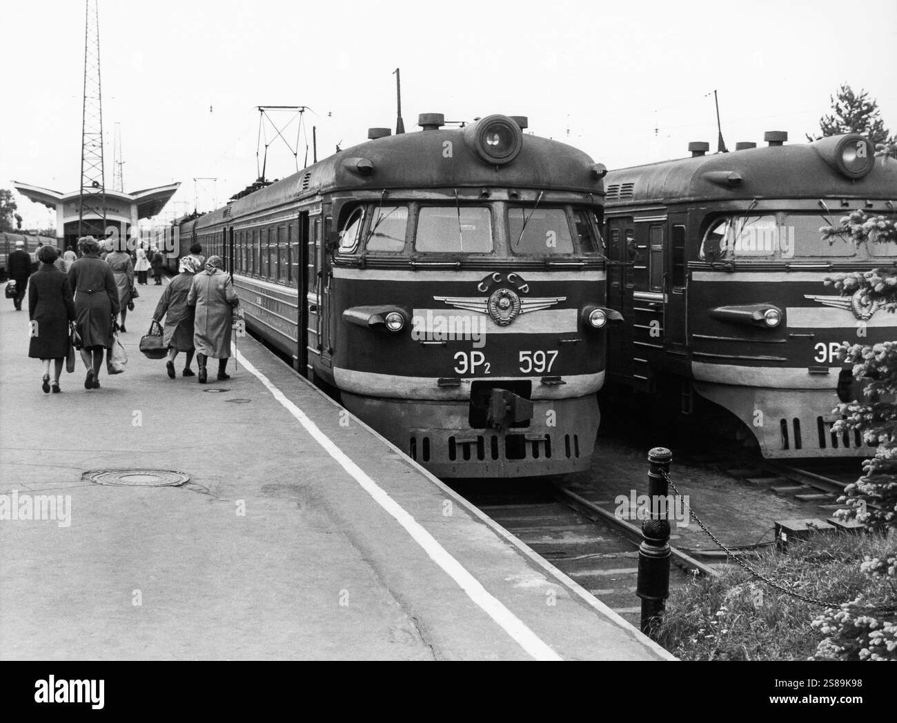 TRENO PENDOLARE in una delle stazioni ferroviarie di Leningrado Foto Stock