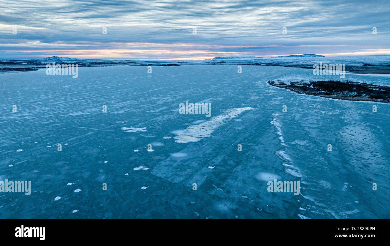 Vista aerea su Apavatn nell'Islanda meridionale, ghiaccio ghiacciato, lago invernale Foto Stock