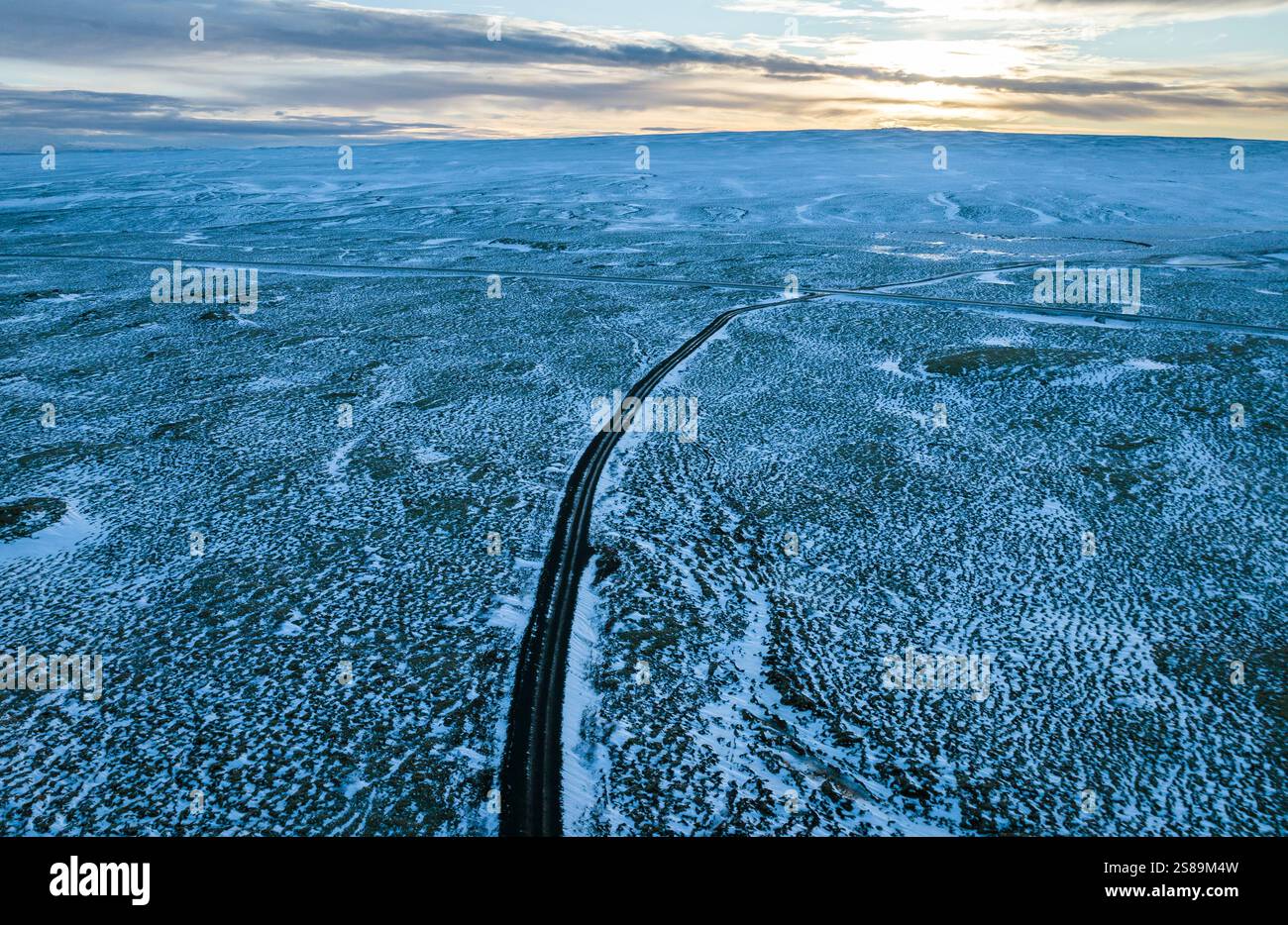Vista aerea di una strada ghiacciata che attraversa l'Islanda meridionale Foto Stock
