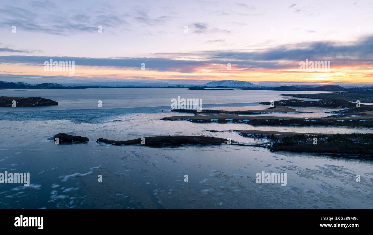 Vista aerea del lago Thingvellir in una giornata invernale nel sud dell'Islanda Foto Stock