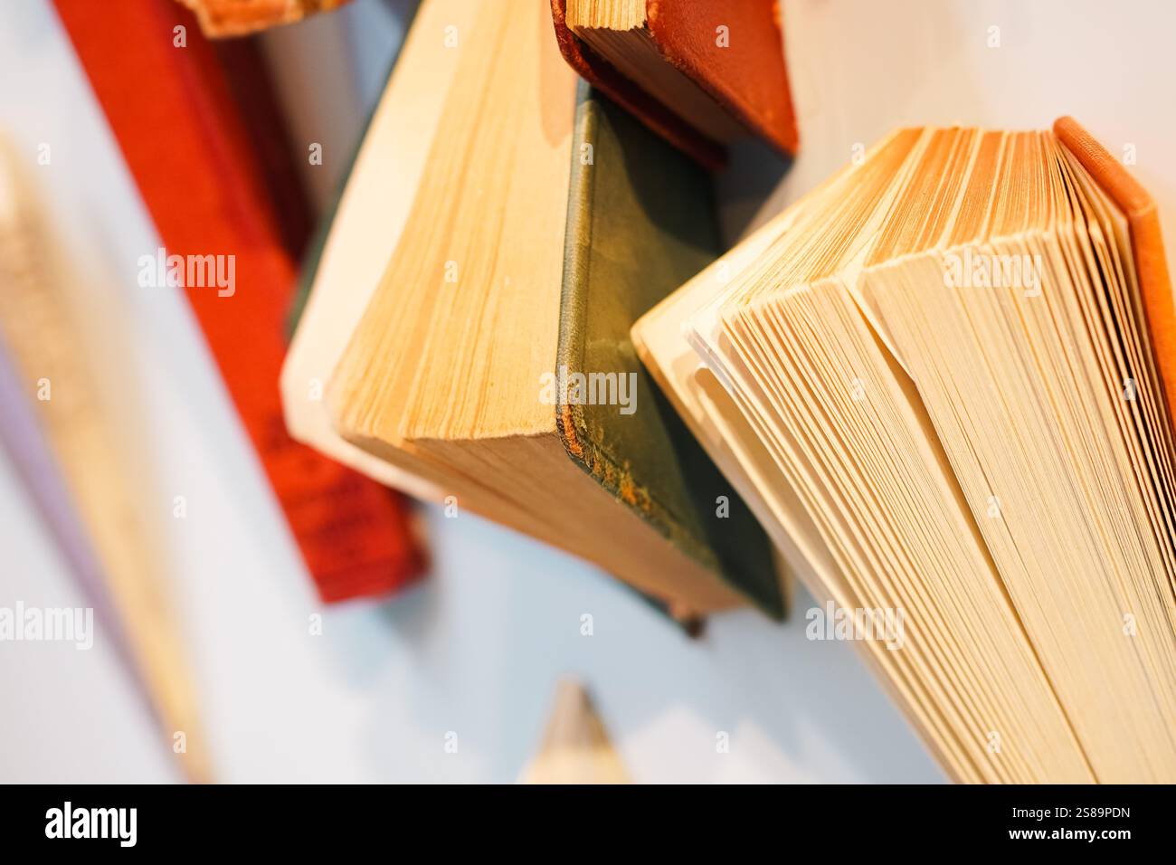 Concetto di libri d'epoca, libri che escono dal muro, spazio copia Foto Stock