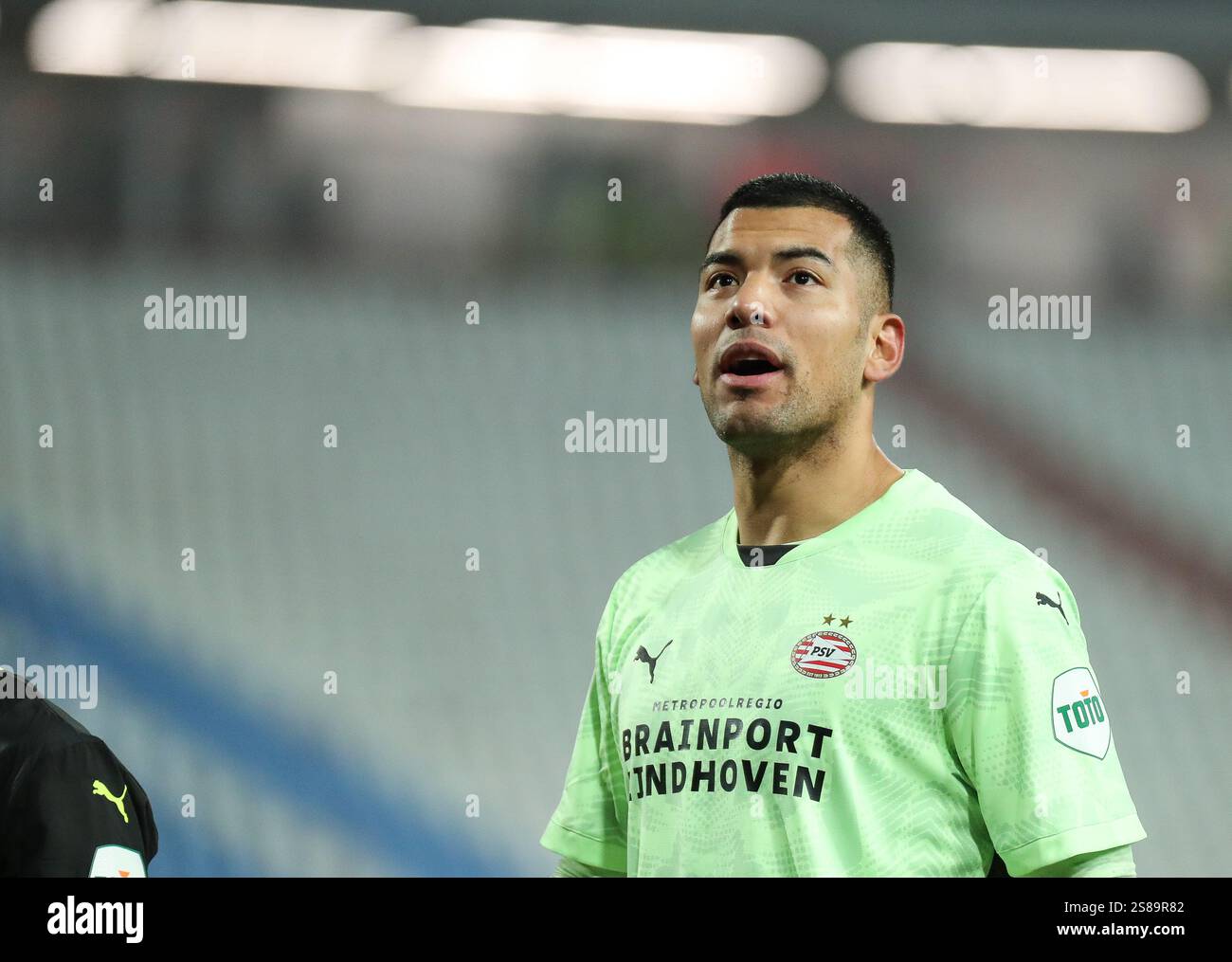 Belgrado, Serbia. 21 gennaio 2025.il portiere Walter Benitez del PSV lascia il campo dopo la partita di UEFA Champions League 2024/25 fase MD7 tra FK Crvena Zvezda e PSV Eindhoven al Rajko Mitic Stadium il 21 gennaio 2025. Crediti: Andrija Sokovic/Alamy Live News Foto Stock