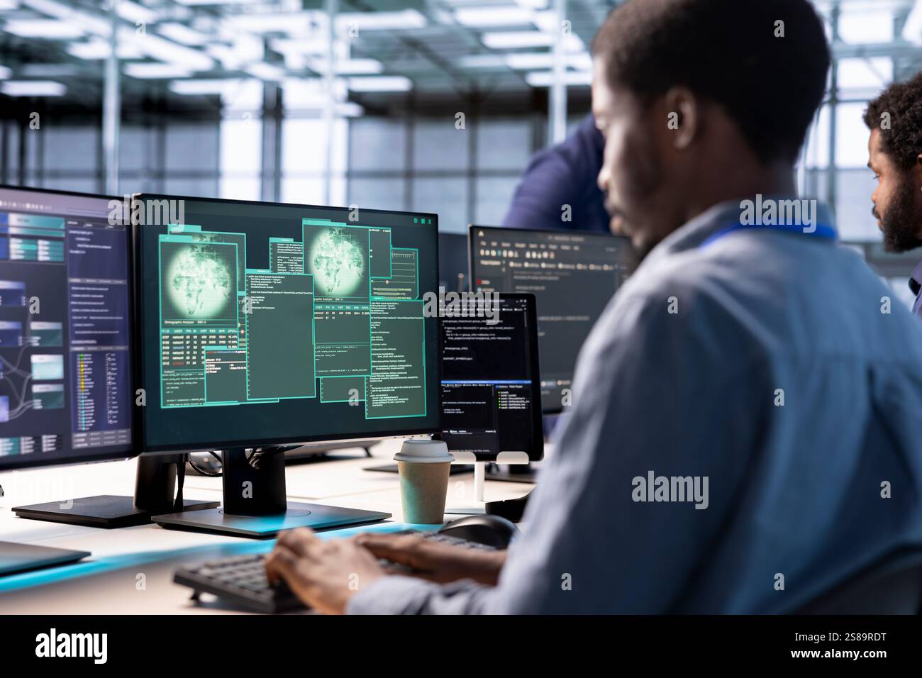 Esperto di sicurezza informatica responsabile del monitoraggio, del rilevamento e della risposta agli incidenti di sicurezza che interessano la rete dei data center. Progettare la protezione dell'infrastruttura critica aziendale dalle minacce informatiche Foto Stock