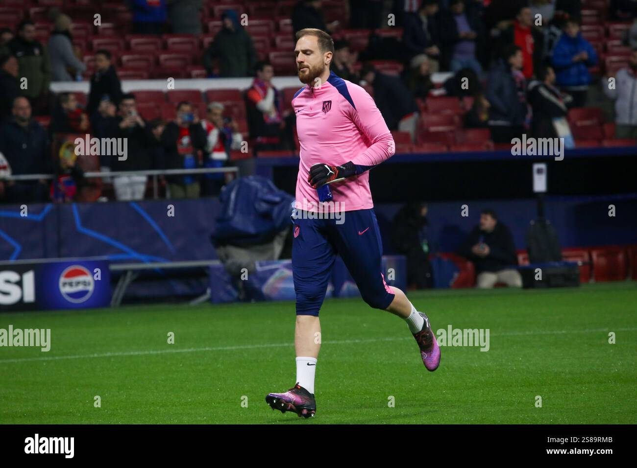 Madrid, Spagna, 21 gennaio 2025: Il portiere dell'Atletico Madrid Jan Oblak (13) si scalda durante la fase 7 della UEFA Champions League tra l'Atletico Madrid e il Bayer 04 Leverkusen il 21 gennaio 2025 al Riyadh Air Metropolitano di Madrid, Spagna. Crediti: Alberto Brevers / Alamy Live News. Foto Stock
