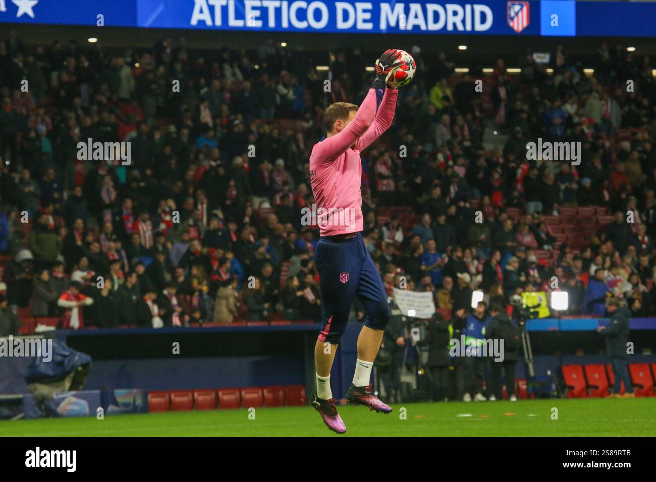 Madrid, Spagna, 21 gennaio 2025: Il portiere dell'Atletico Madrid Jan Oblak (13) si scalda durante la fase 7 della UEFA Champions League tra l'Atletico Madrid e il Bayer 04 Leverkusen il 21 gennaio 2025 al Riyadh Air Metropolitano di Madrid, Spagna. Crediti: Alberto Brevers / Alamy Live News. Foto Stock