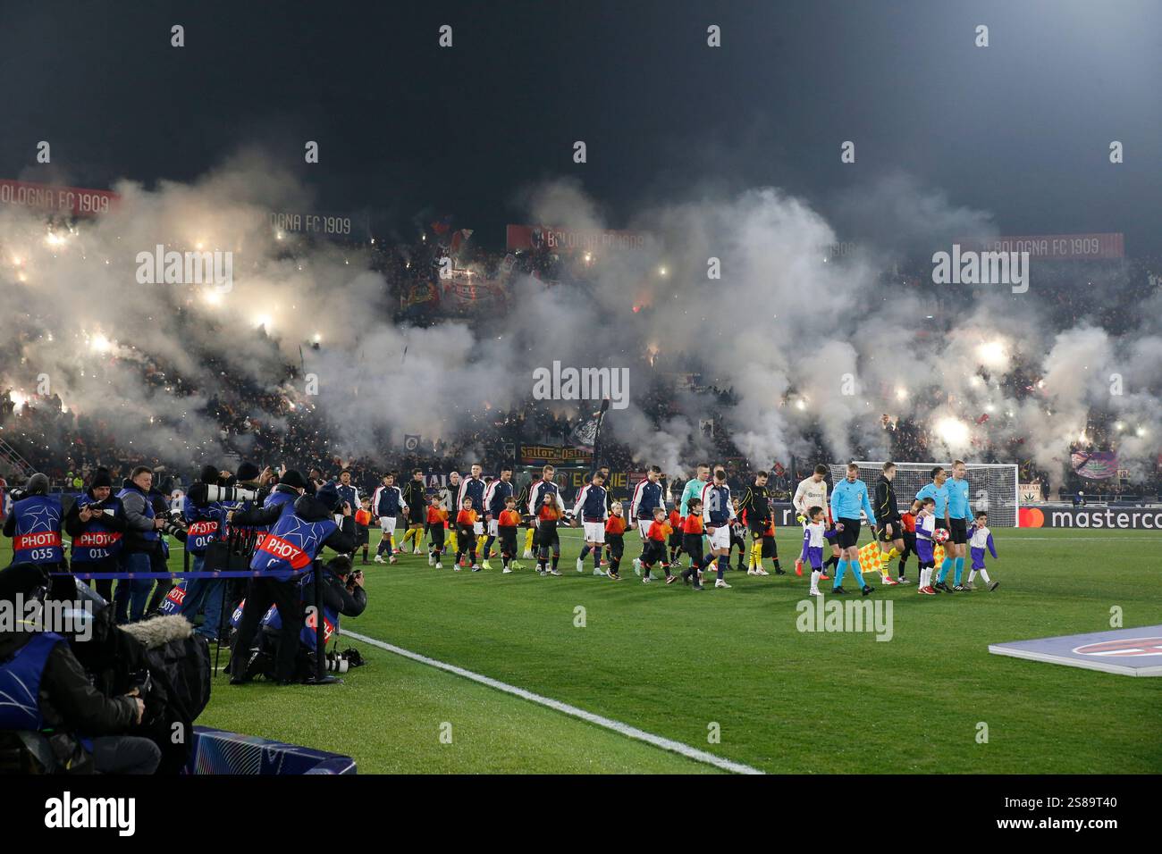 Torino, Italia. 21 gennaio 2025. Squadre che entrano in campo durante la IUefa Champions League, stagione 2024/25, partita di calcio tra Bologna FC 1909 e Borussia Dortmund il 21 gennaio 2025 allo Stadio Renato Dall'Ara di Bologna. Crediti: Nderim Kaceli/Alamy Live News Foto Stock