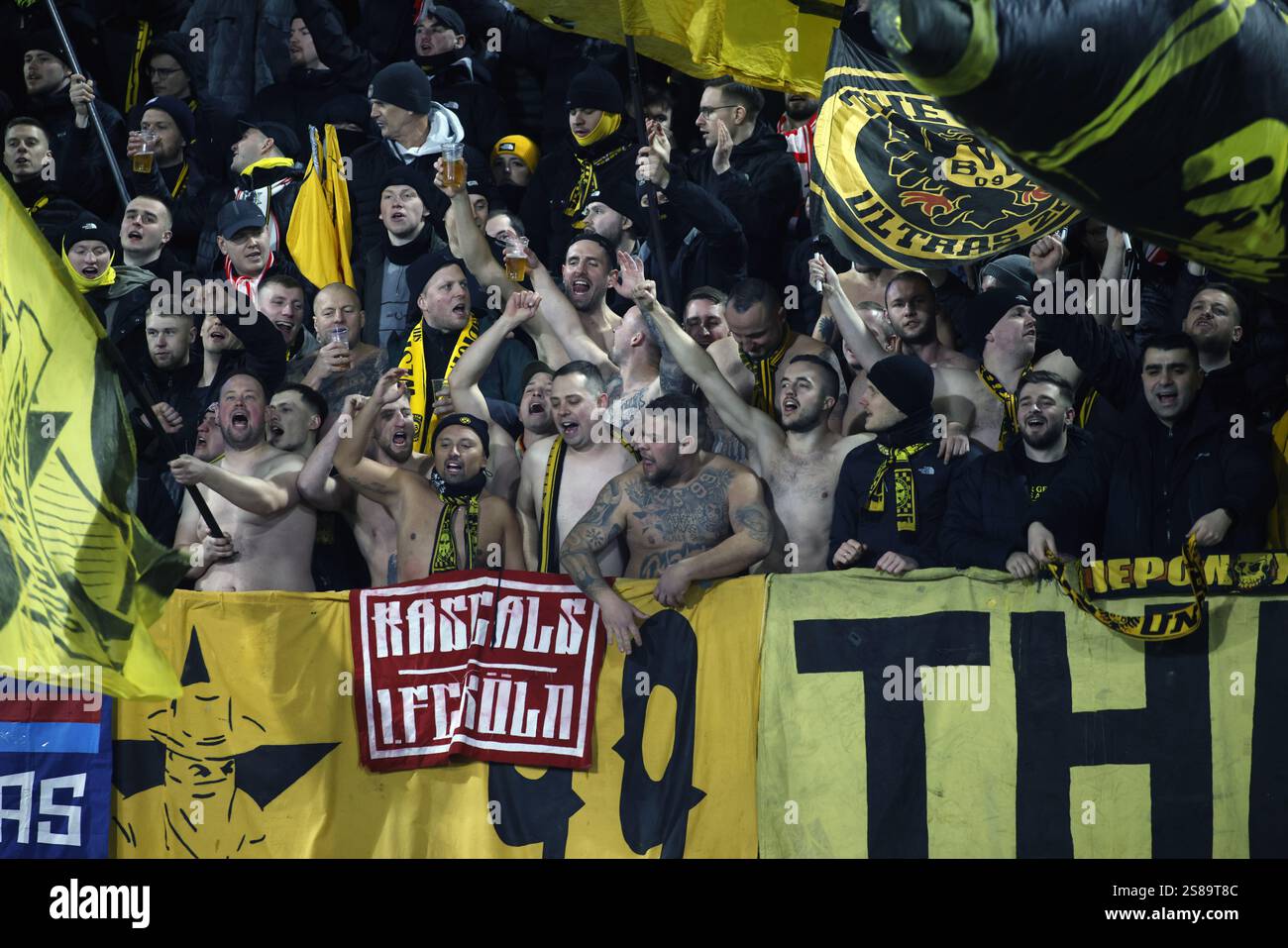 Torino, Italia. 21 gennaio 2025. Tifosi del Borussia durante la IUefa Champions League, stagione 2024/25, partita di calcio tra Bologna FC 1909 e Borussia Dortmund il 21 gennaio 2025 allo Stadio Renato Dall'Ara di Bologna. Crediti: Nderim Kaceli/Alamy Live News Foto Stock