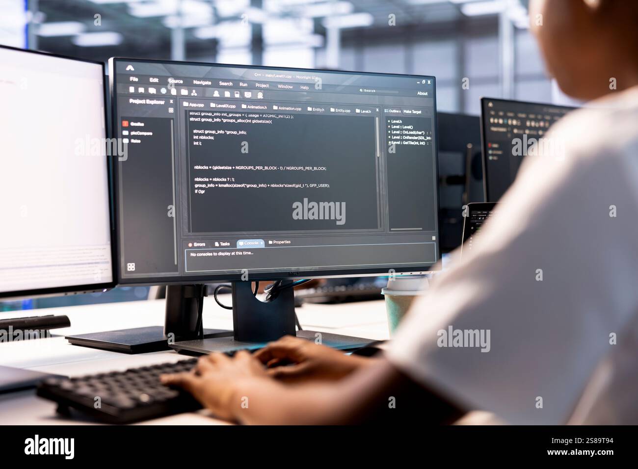 Cybersecurity worker monitora gli incidenti di sicurezza che interessano la rete server farm. Informatico nel data center che protegge l'infrastruttura critica dell'azienda dalle minacce informatiche Foto Stock