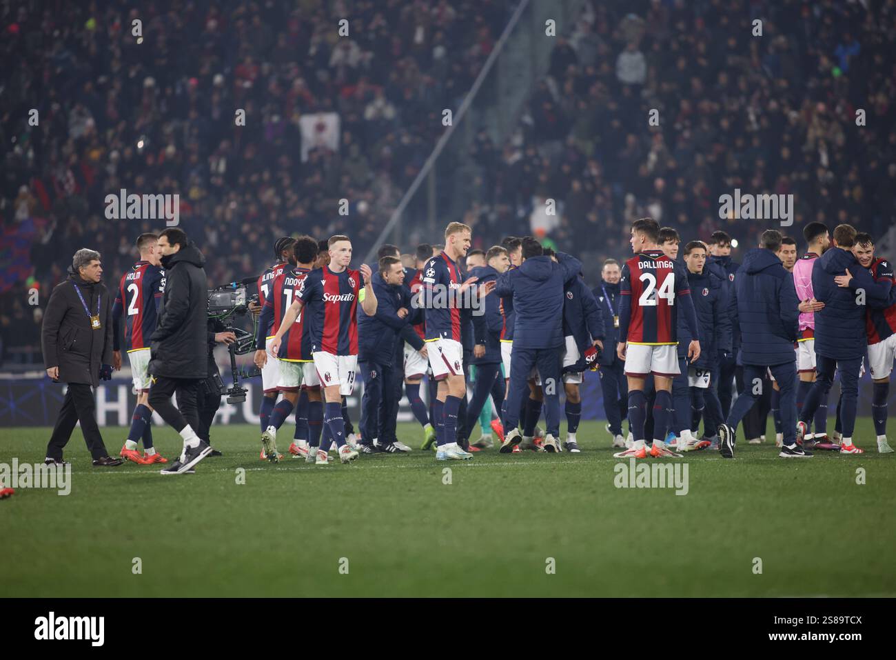 Torino, Italia. 21 gennaio 2025. I giocatori della squadra bolognese festeggiano durante la IUefa Champions League, stagione 2024/25, la partita di calcio tra Bologna FC 1909 e Borussia Dortmund il 21 gennaio 2025 allo Stadio Renato Dall'Ara di Bologna. Crediti: Nderim Kaceli/Alamy Live News Foto Stock